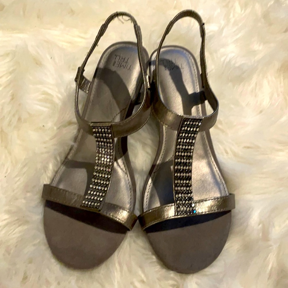 Women’s wedge dress shoe darker silver color